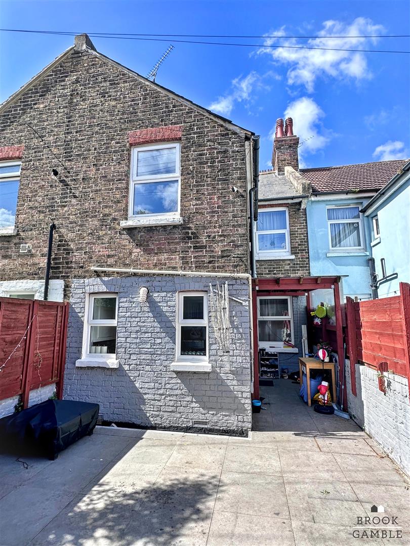 3 Bedroom House - Mid Terrace. Bourne Street in Eastbourne,  18